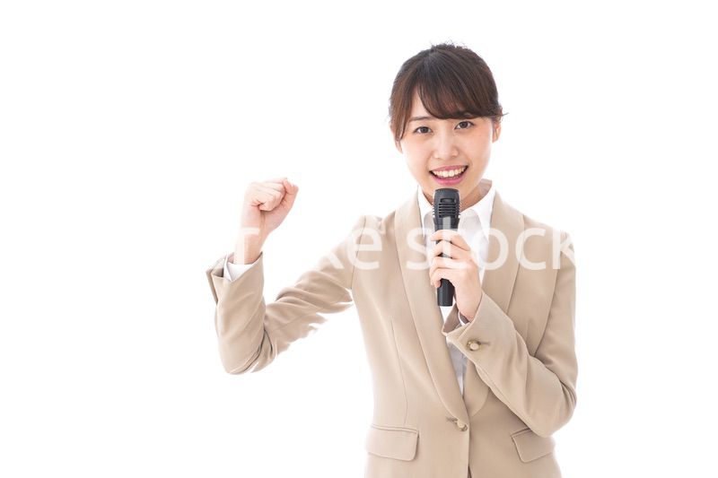 選挙演説をする女性