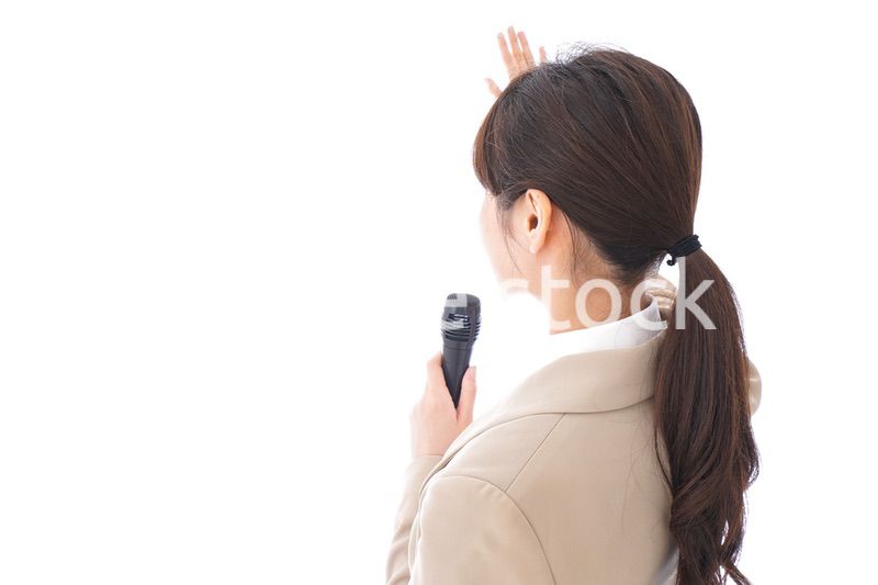 選挙演説をする女性