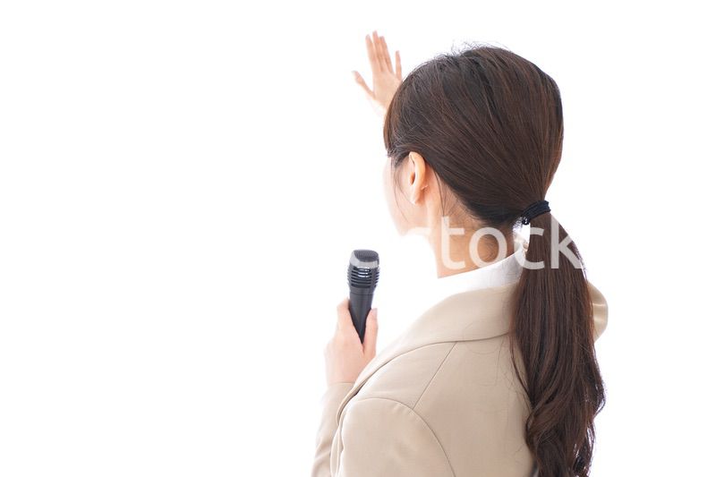選挙演説をする女性