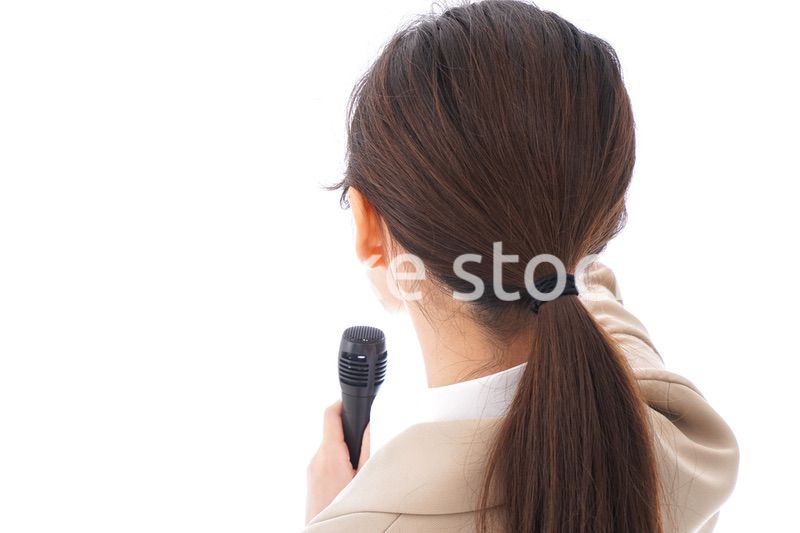 プレゼンをするキャリアウーマン