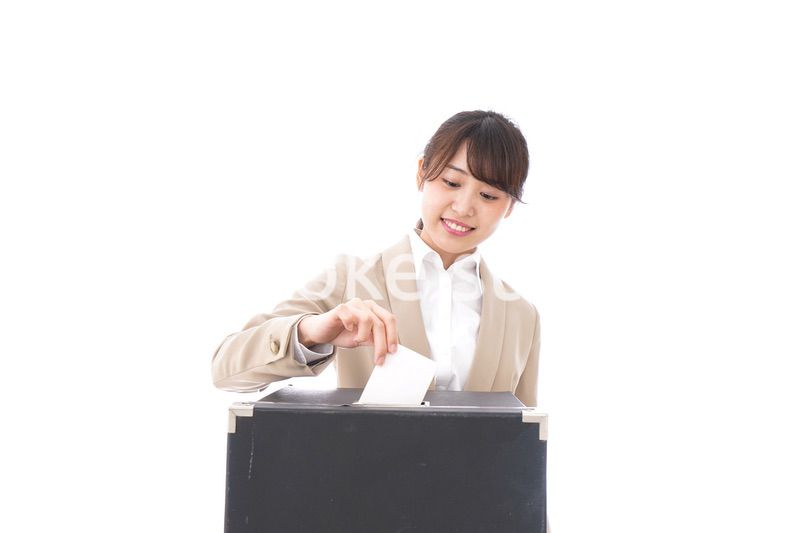 投票をする女性