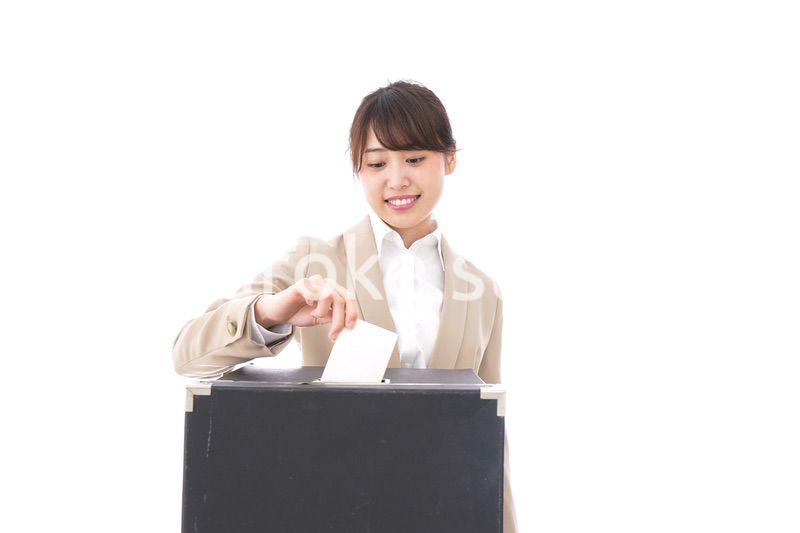 投票をする女性