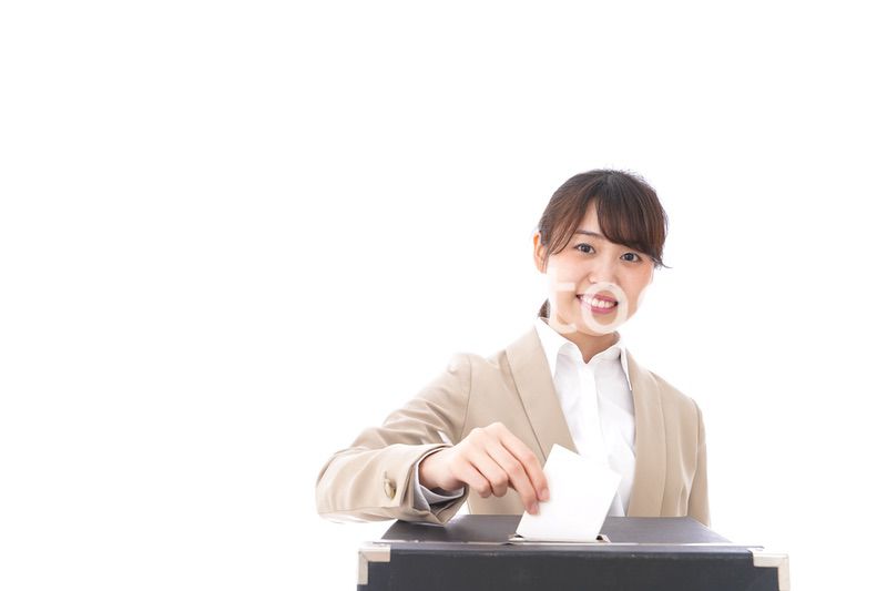 選挙の投票をする有権者