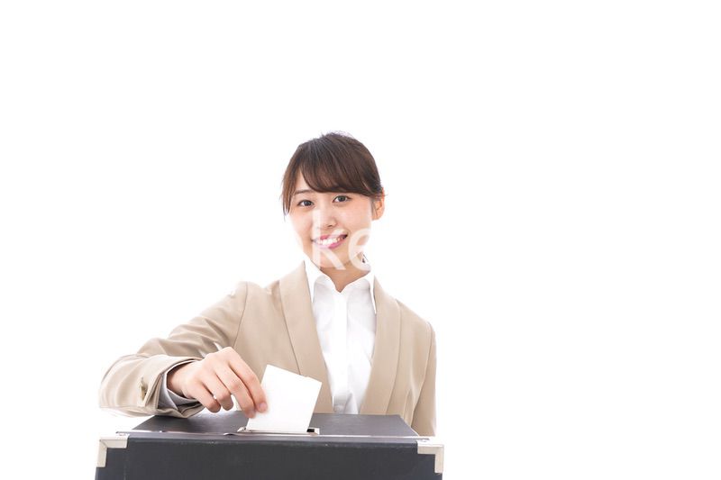 投票をする女性