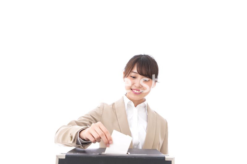 選挙の投票をする有権者