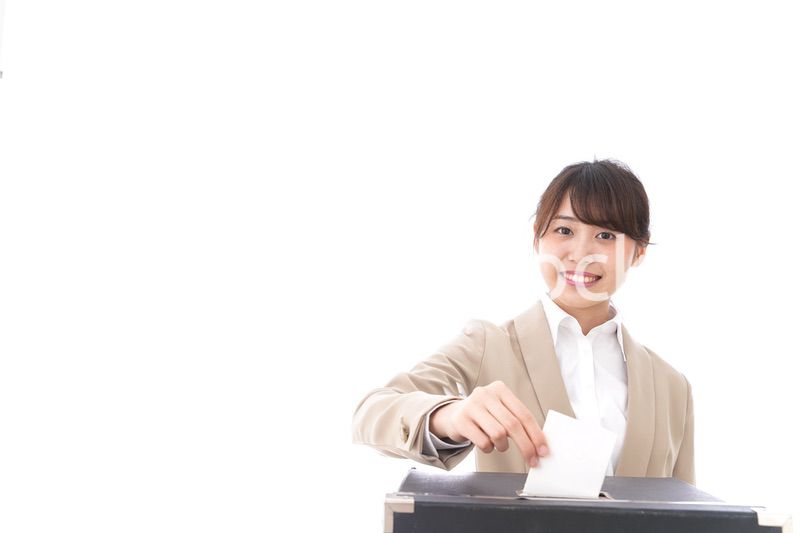 選挙の投票をする有権者