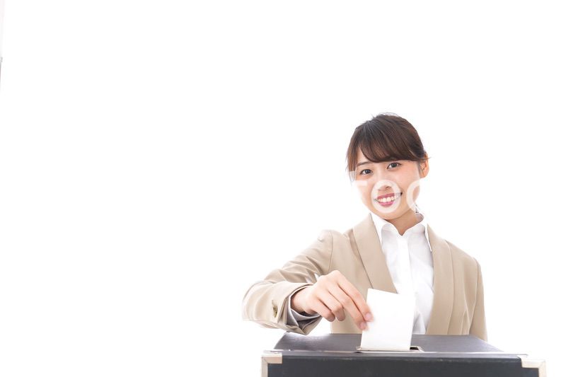 選挙の投票をする有権者