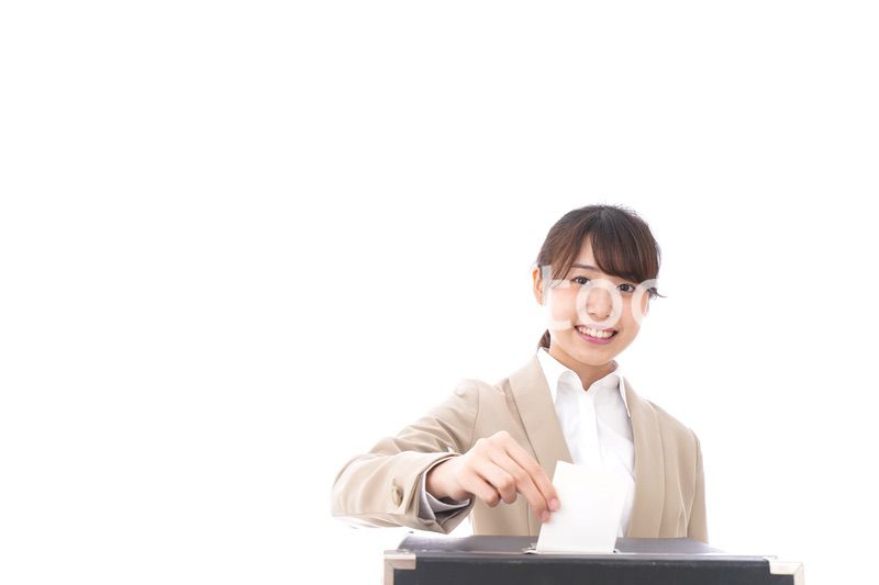 投票をする女性