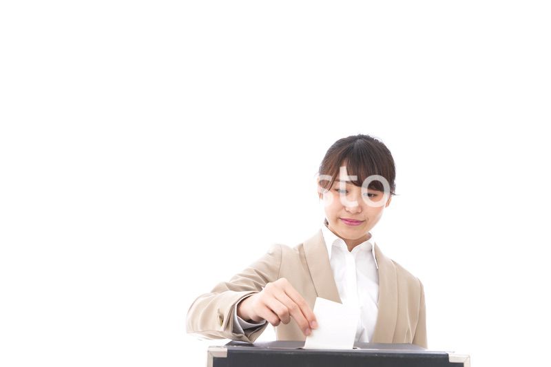 投票をする女性