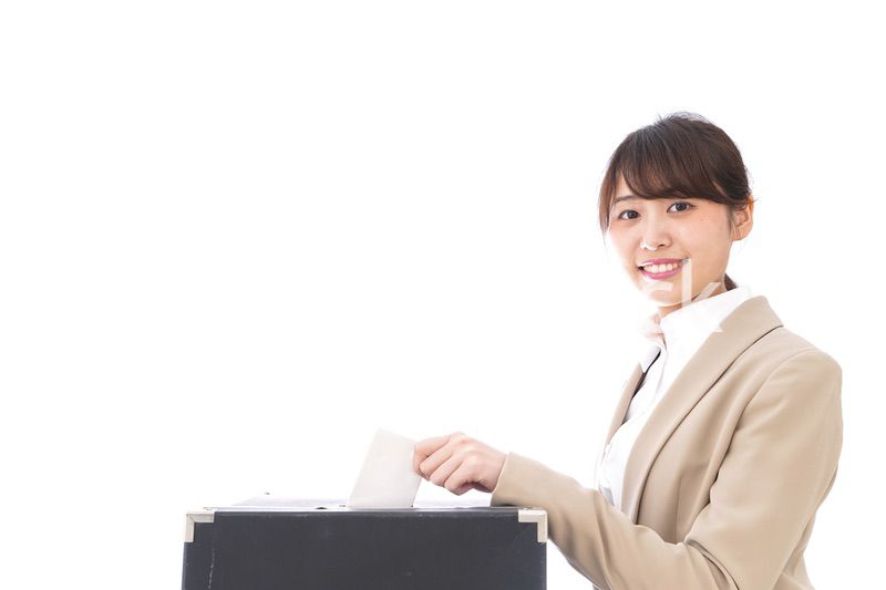 選挙の投票をする有権者