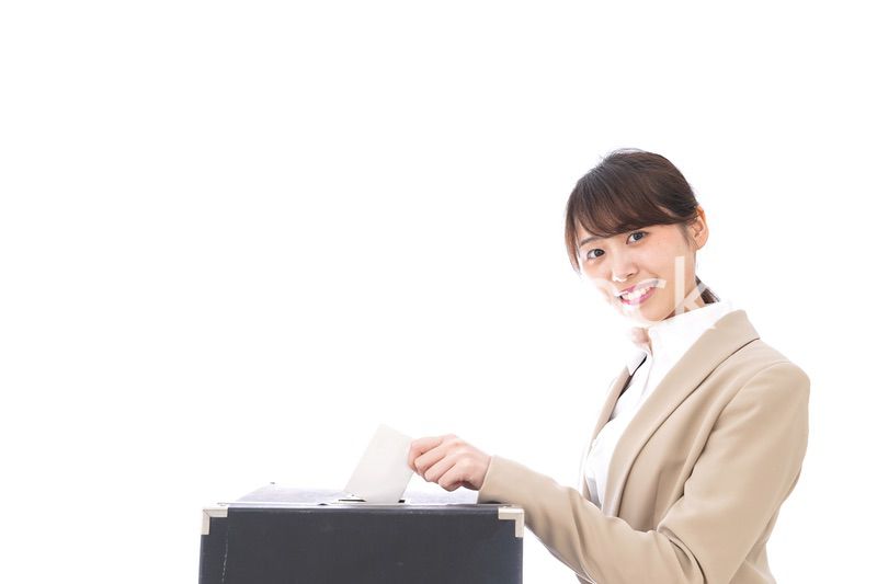 投票をする女性