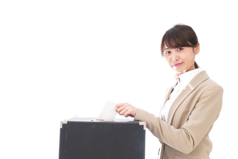 選挙の投票をする有権者