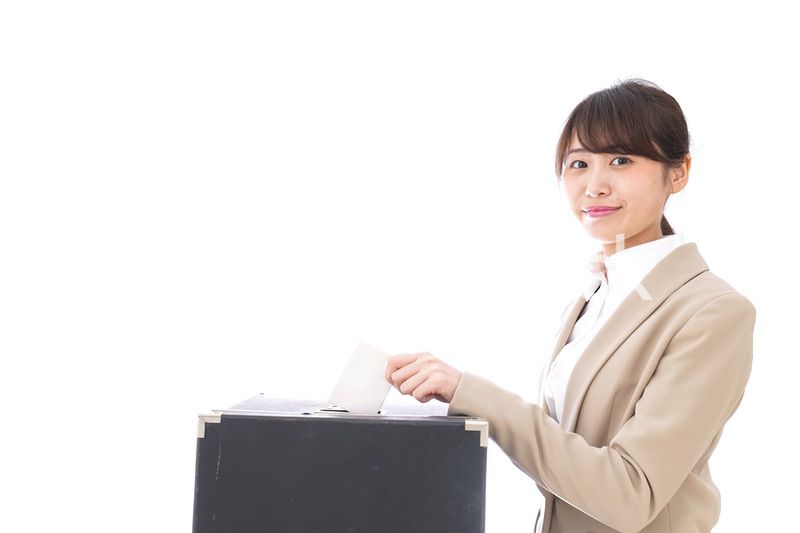 選挙の投票をする有権者