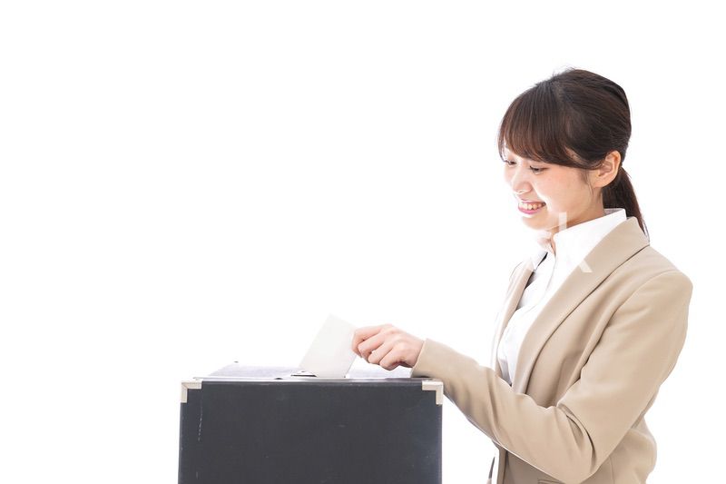 選挙の投票をする有権者