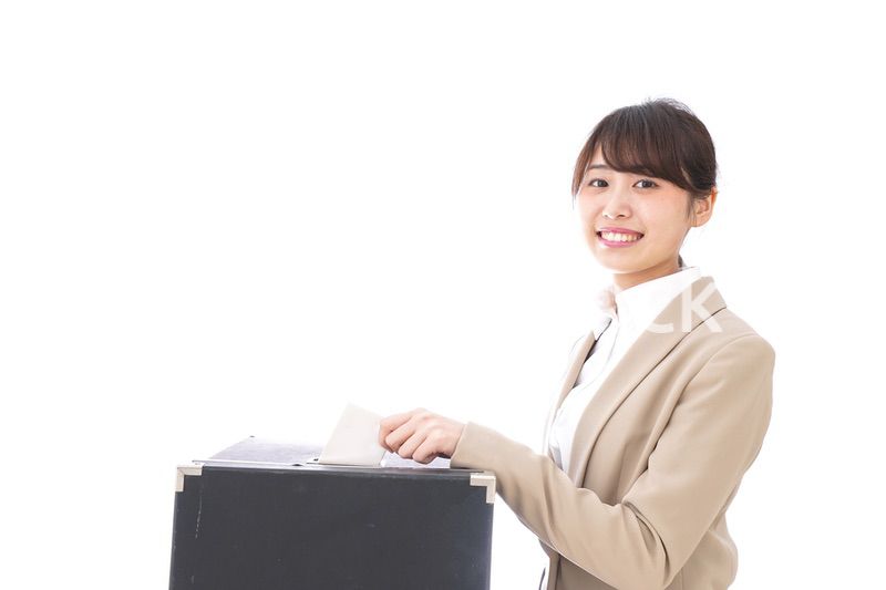 投票をする女性