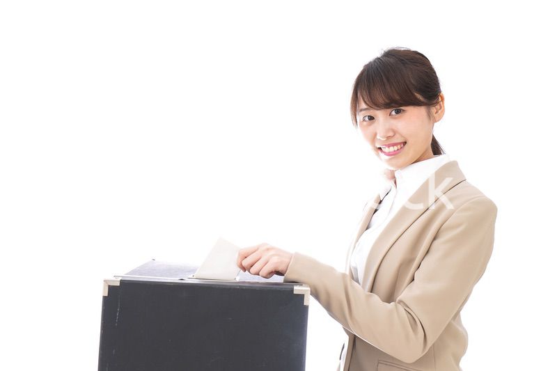 投票をする女性