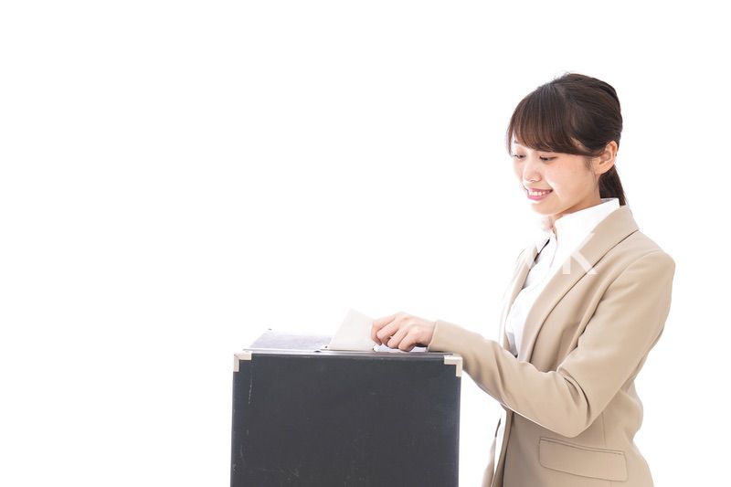 選挙の投票をする有権者