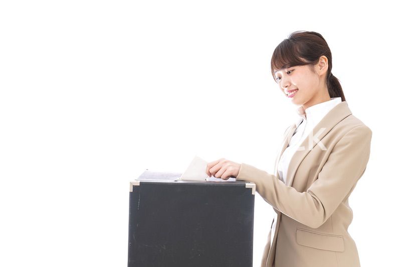 投票をする女性