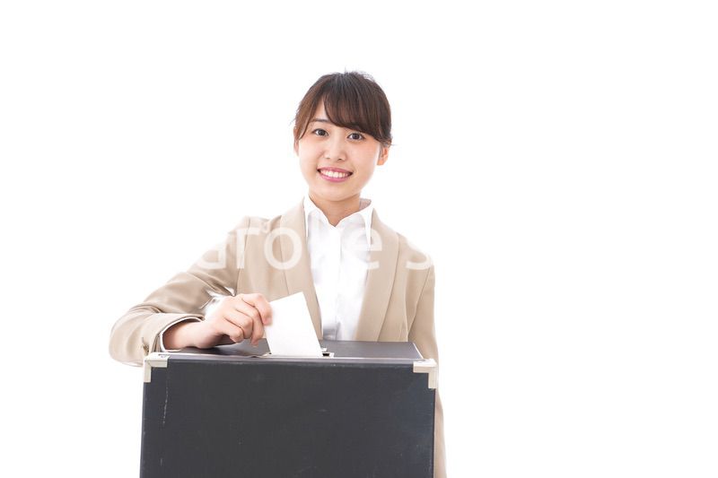 選挙の投票をする有権者