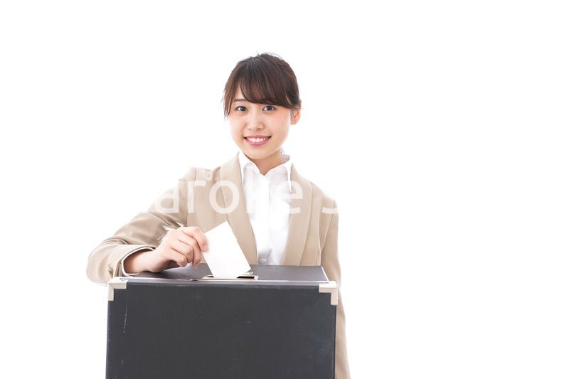 投票をする女性