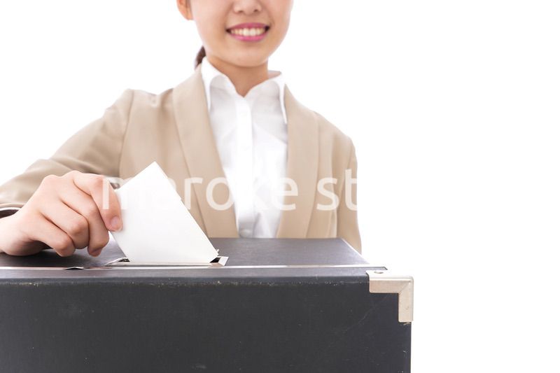 選挙の投票をする有権者