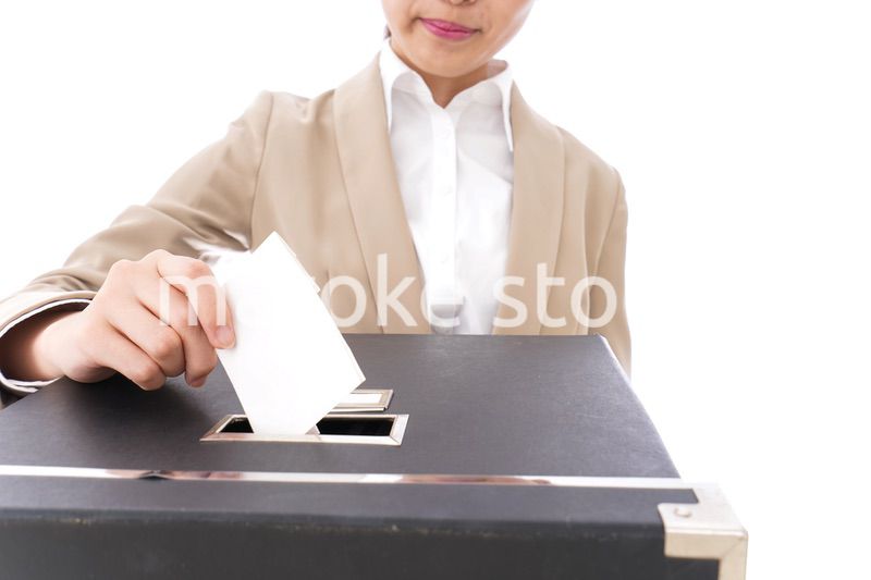 選挙の投票をする有権者