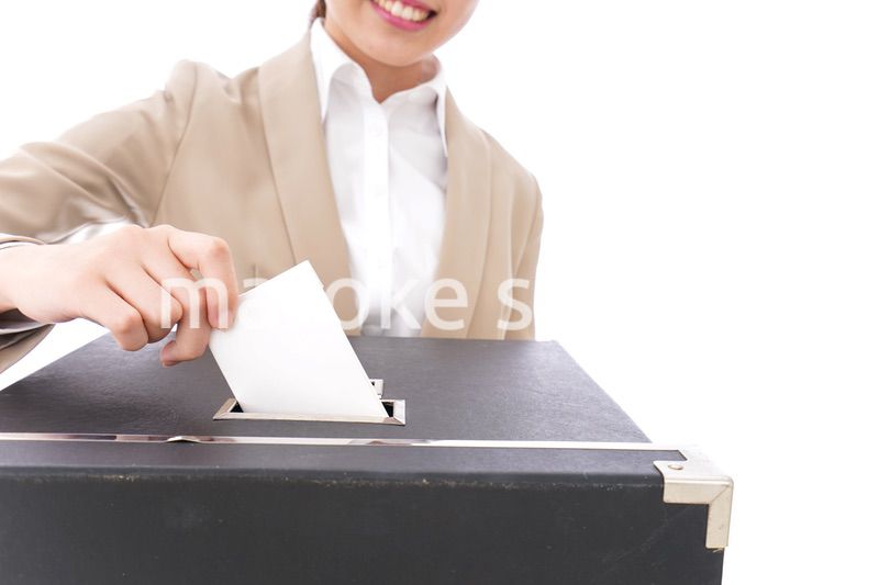 投票をする女性