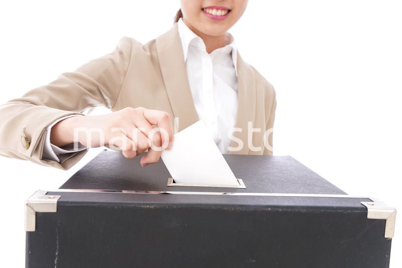 選挙の投票をする有権者