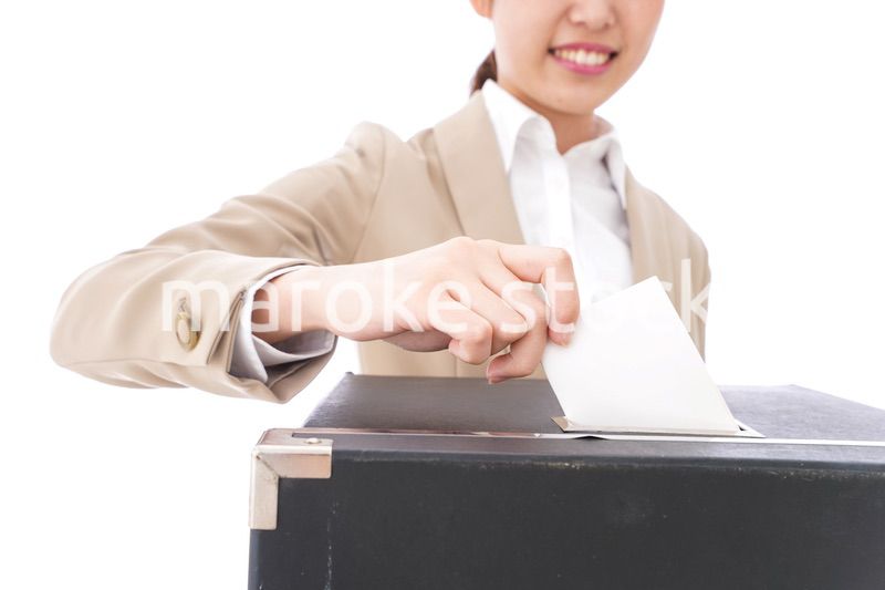 投票をする女性