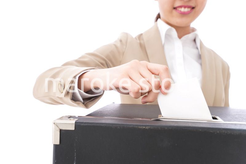 投票をする女性