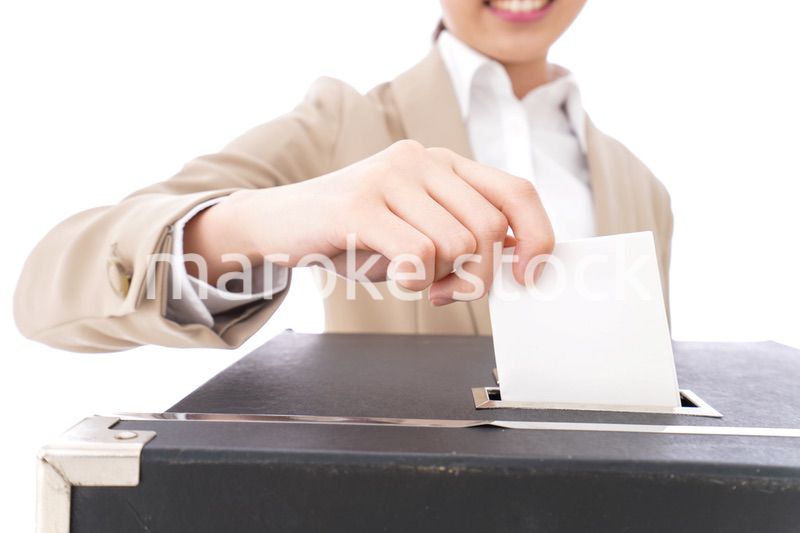投票をする女性