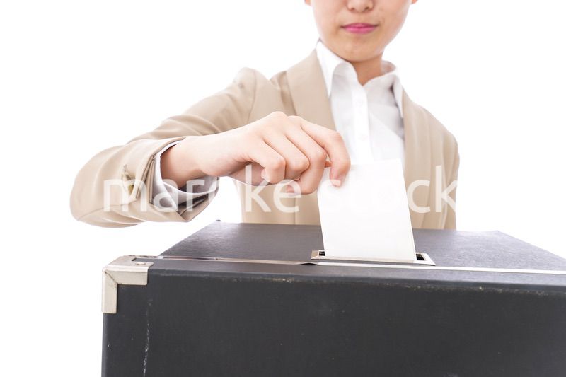 選挙の投票をする有権者