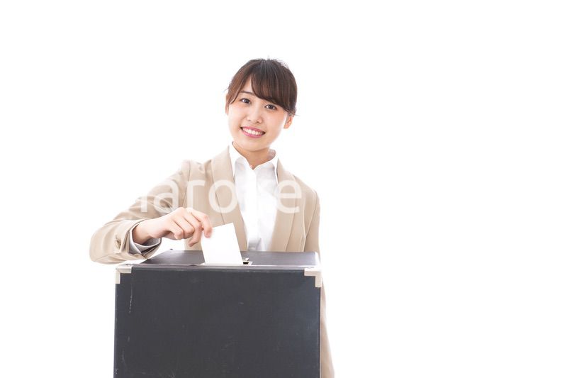 投票をする女性