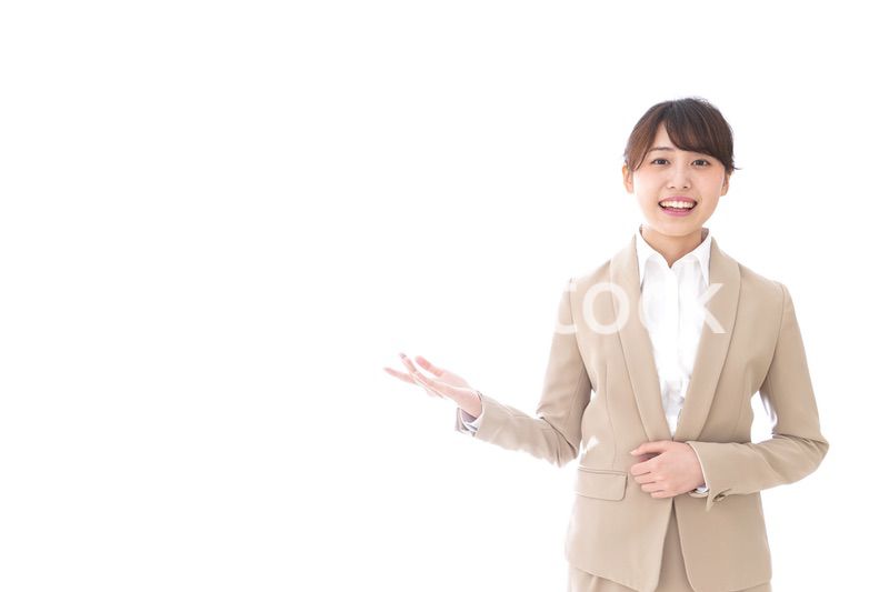 プレゼンをするキャリアウーマン