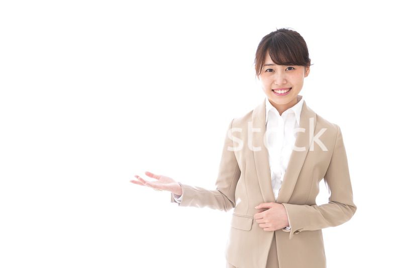 プレゼンをするキャリアウーマン