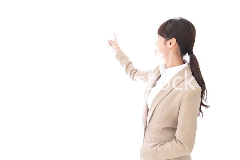 プレゼンをするキャリアウーマン