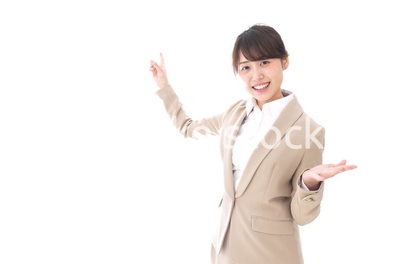 プレゼンをするキャリアウーマン