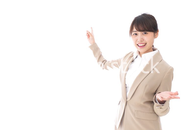 プレゼンをするキャリアウーマン