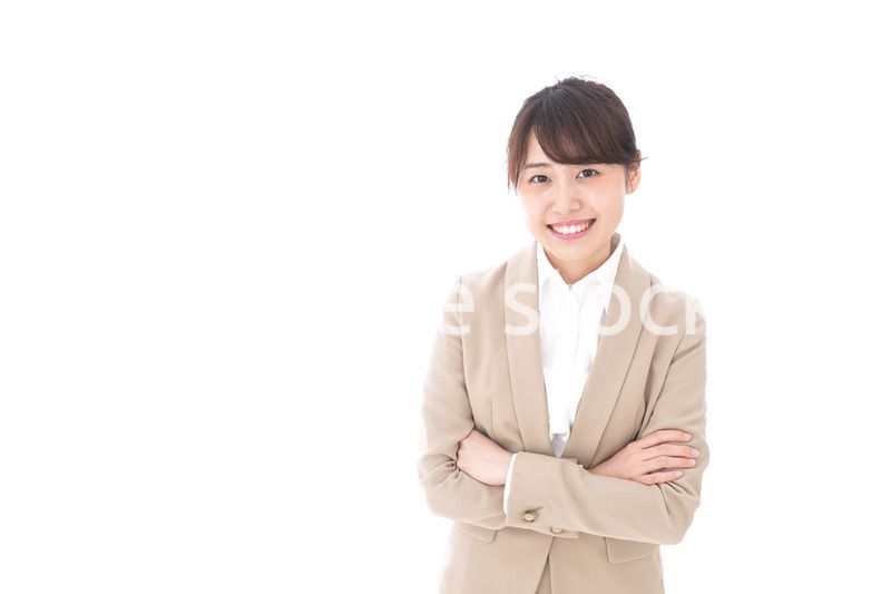 腕を組むビジネスウーマン