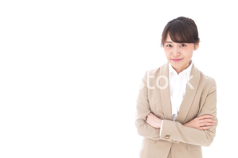 腕を組むビジネスウーマン