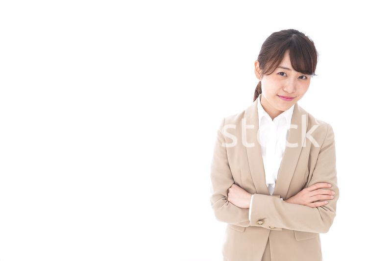 腕を組むビジネスウーマン