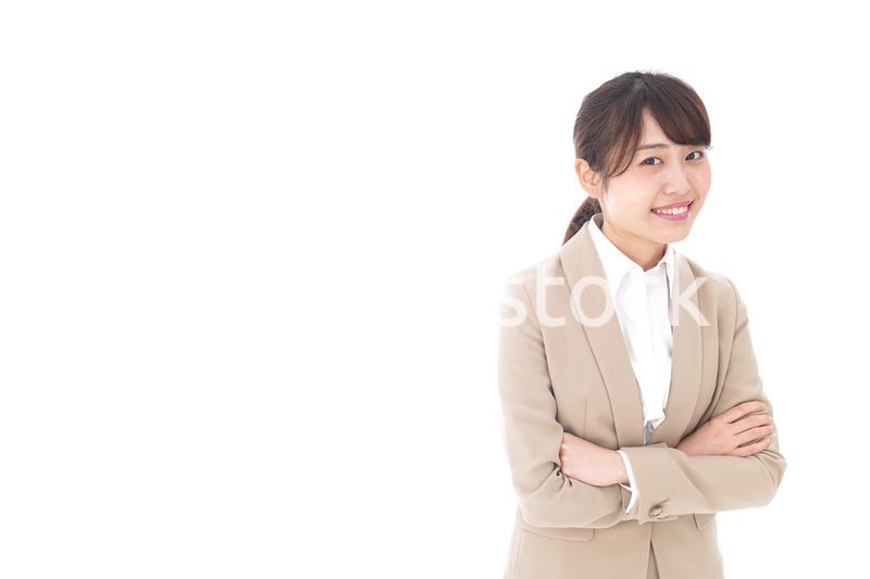 腕を組むビジネスウーマン