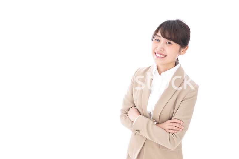 腕を組むビジネスウーマン