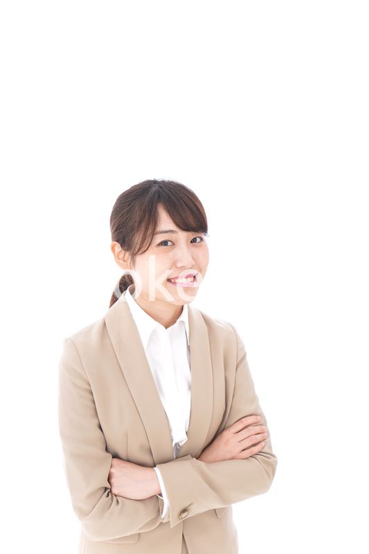 腕を組むビジネスウーマン