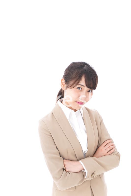 腕を組むビジネスウーマン