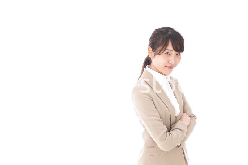 腕を組むビジネスウーマン