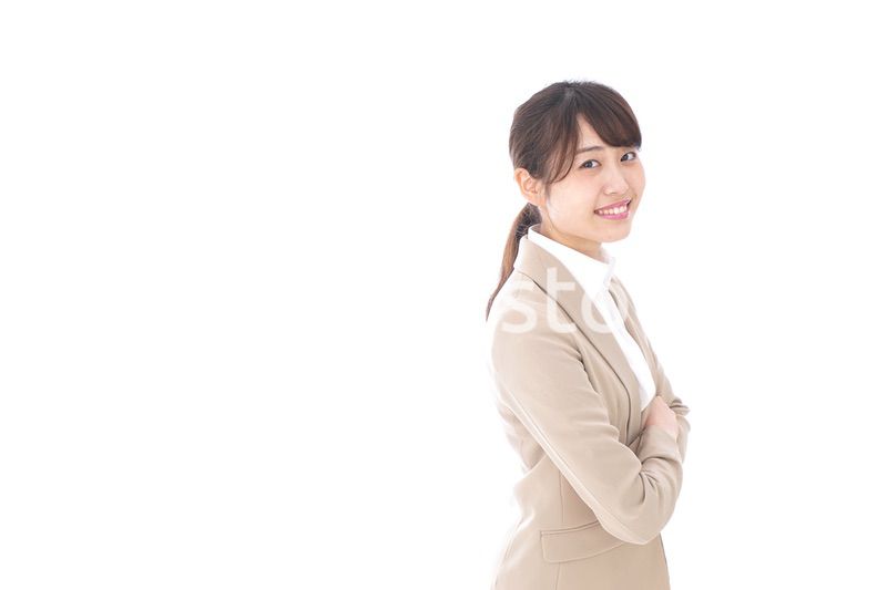 腕を組むビジネスウーマン