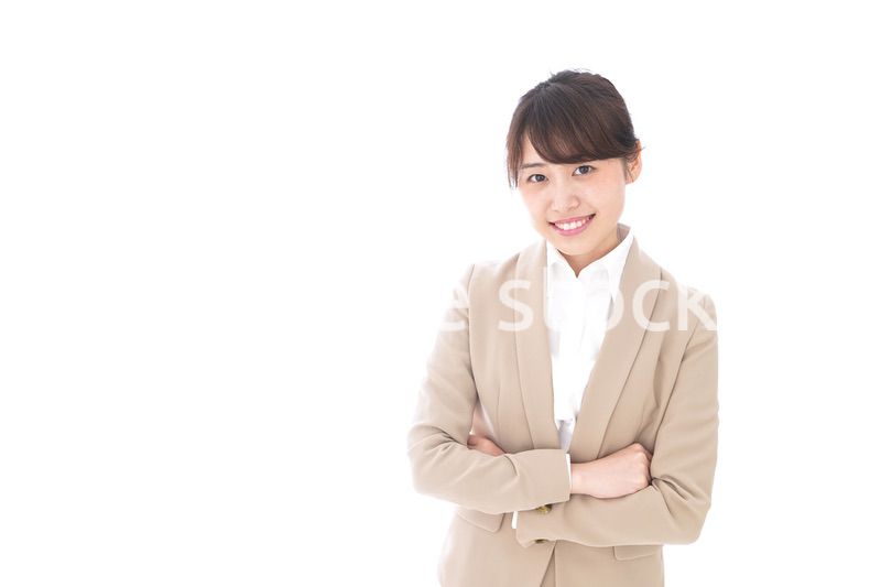 腕を組むビジネスウーマン