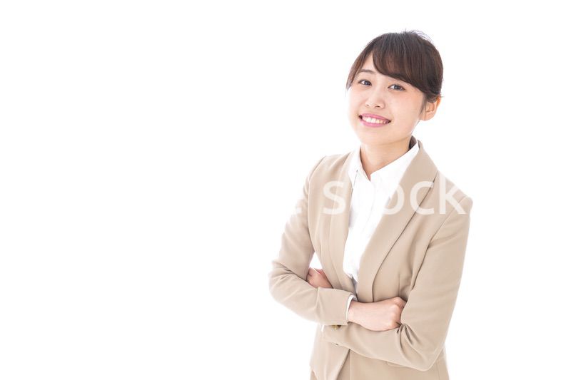 腕を組むビジネスウーマン