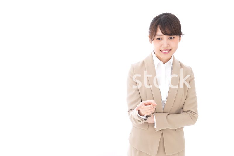 指摘をするビジネスウーマン